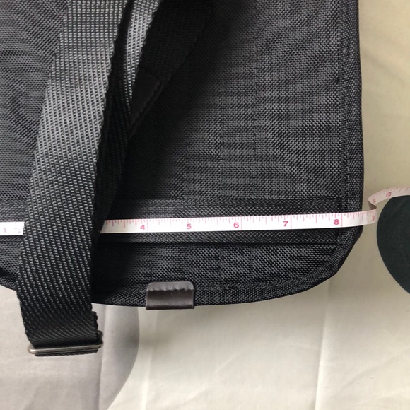 Tumi multifunctional black Sling bag Crossbody Durable Compact Design - Picture 6 of 8